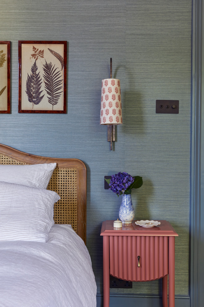 Aménagement d'une grande chambre parentale classique avec un mur bleu, parquet foncé, une cheminée standard, un manteau de cheminée en bois, un sol marron et du papier peint.