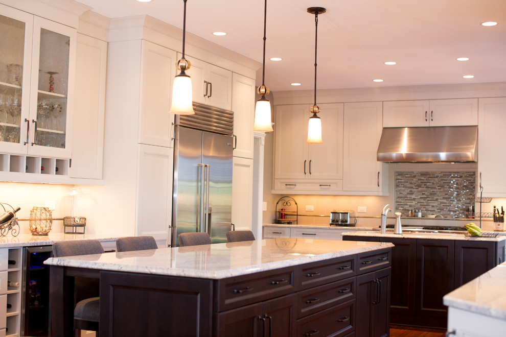Transitional kitchen photo in Chicago