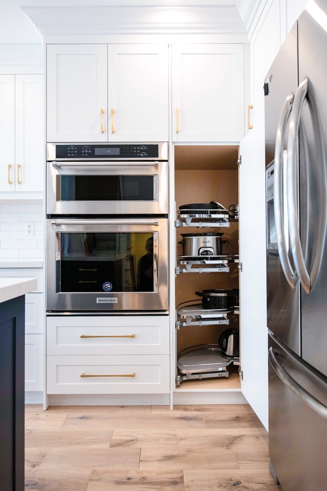 Transitional kitchen photo in Toronto