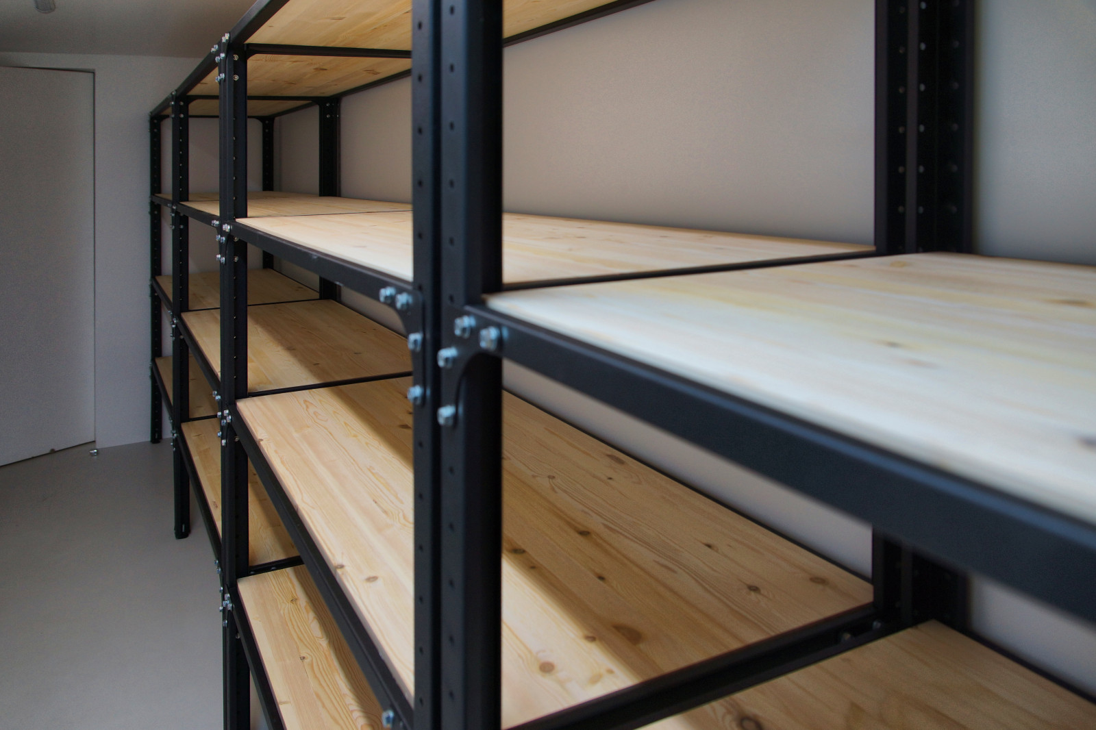 Стеллажи в подвале