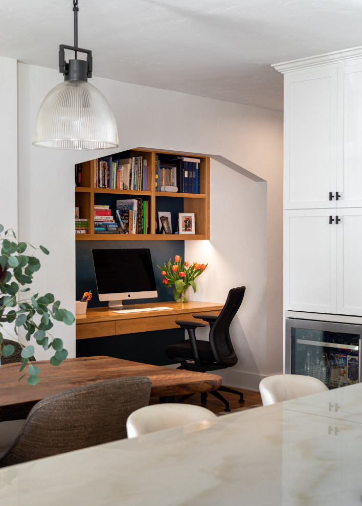 Mittelgroßes Mediterranes Arbeitszimmer mit braunem Holzboden, braunem Boden, blauer Wandfarbe und Einbau-Schreibtisch in San Diego