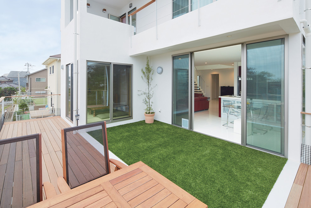 Design ideas for a large modern backyard verandah in Other.