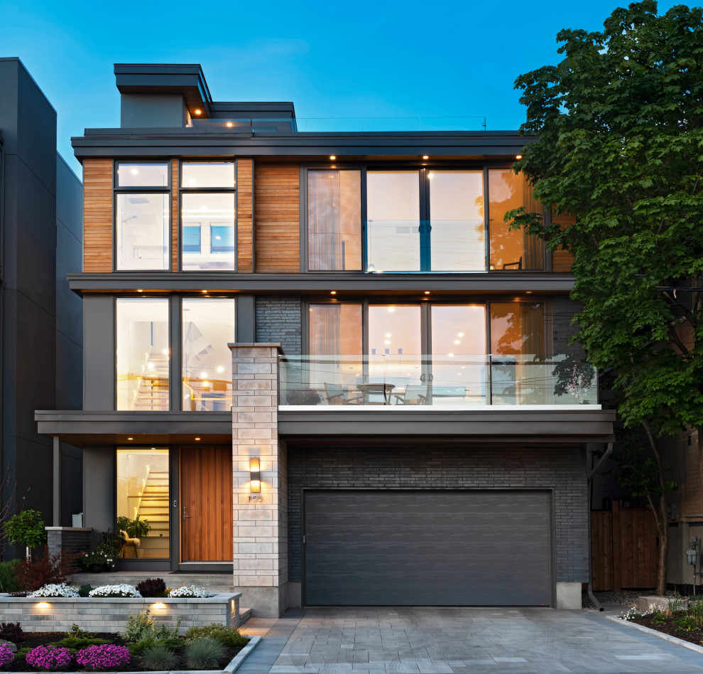 Dreistöckige Moderne Holzfassade Haus mit schwarzer Fassadenfarbe, Flachdach und Verschalung in Ottawa