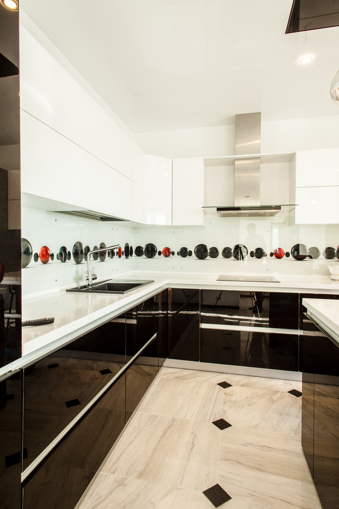 Кухня с крашеными фасадами