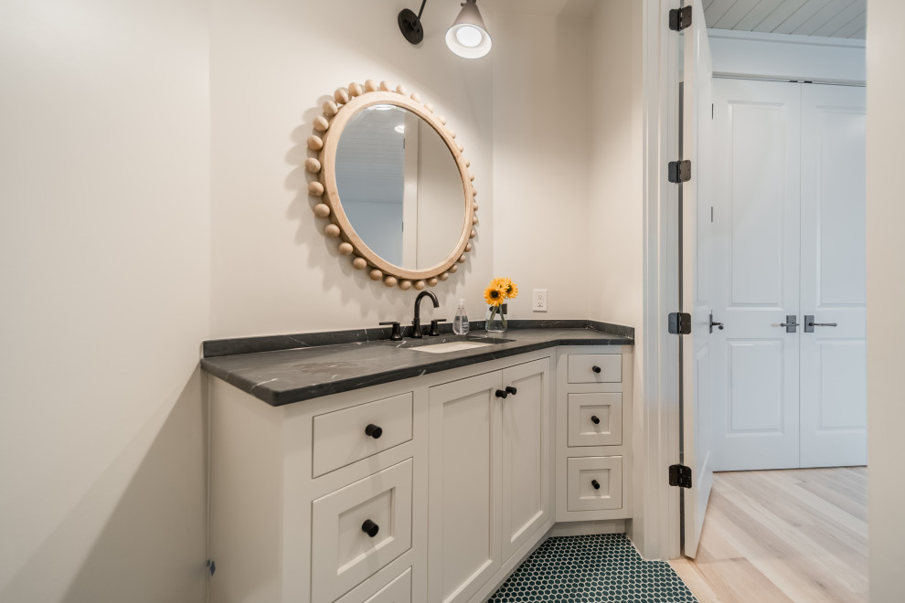 Inspiration for a transitional home design remodel in Birmingham