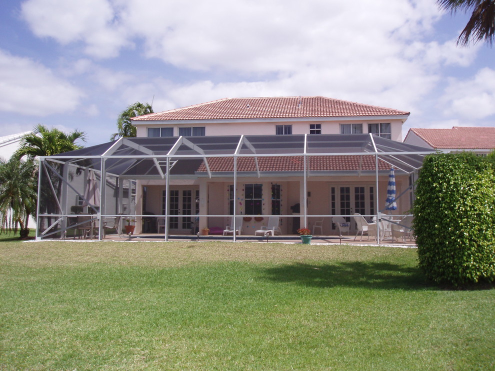 Вольер с навесом из поикарбоната для бассейна и патио