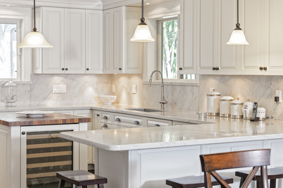 Example of a mid-sized kitchen design in Miami