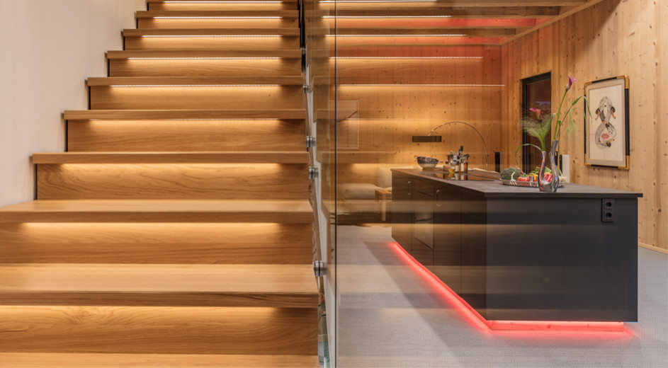 Smart Home - vernetztes Wohnen - Holztreppe mit Glasgeländer und Sicht auf die K