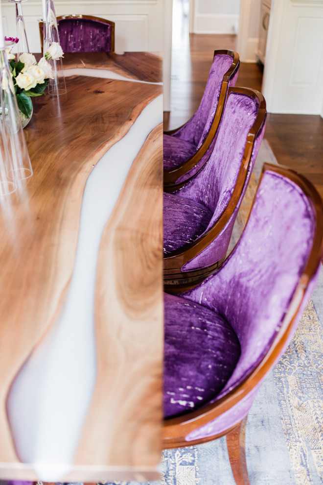 Foto de comedor de cocina clásico renovado grande con paredes púrpuras, suelo de madera en tonos medios y suelo marrón