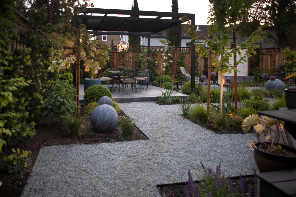 Идея дизайна: маленький участок и сад на заднем дворе в современном стиле с с перголой, полуденной тенью и покрытием из гравия для на участке и в саду