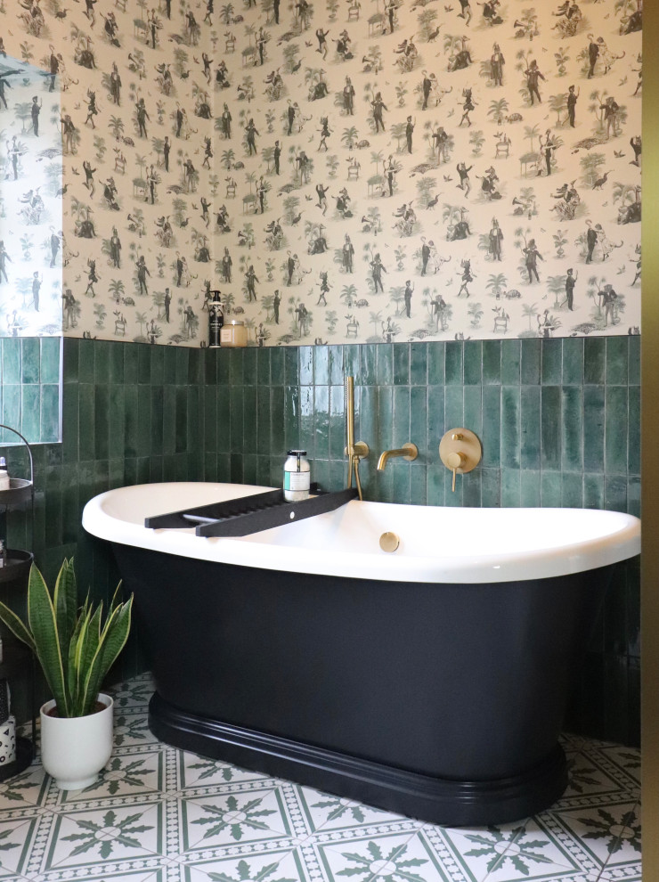Inspiration för mellanstora eklektiska vitt en-suite badrum, med öppna hyllor, vita skåp, ett fristående badkar, en öppen dusch, en toalettstol med hel cisternkåpa, grön kakel, tunnelbanekakel, gröna väggar, klinkergolv i porslin, ett integrerad handfat, bänkskiva i glas, grönt golv och med dusch som är öppen