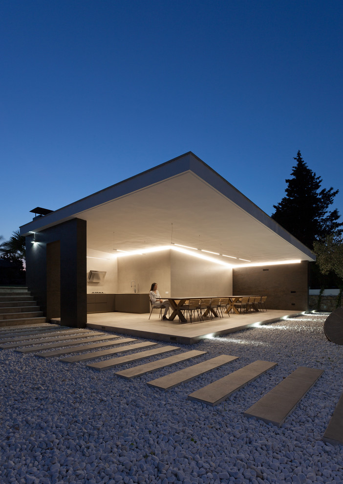Ejemplo de terraza moderna en anexo de casas con cocina exterior y suelo de baldosas