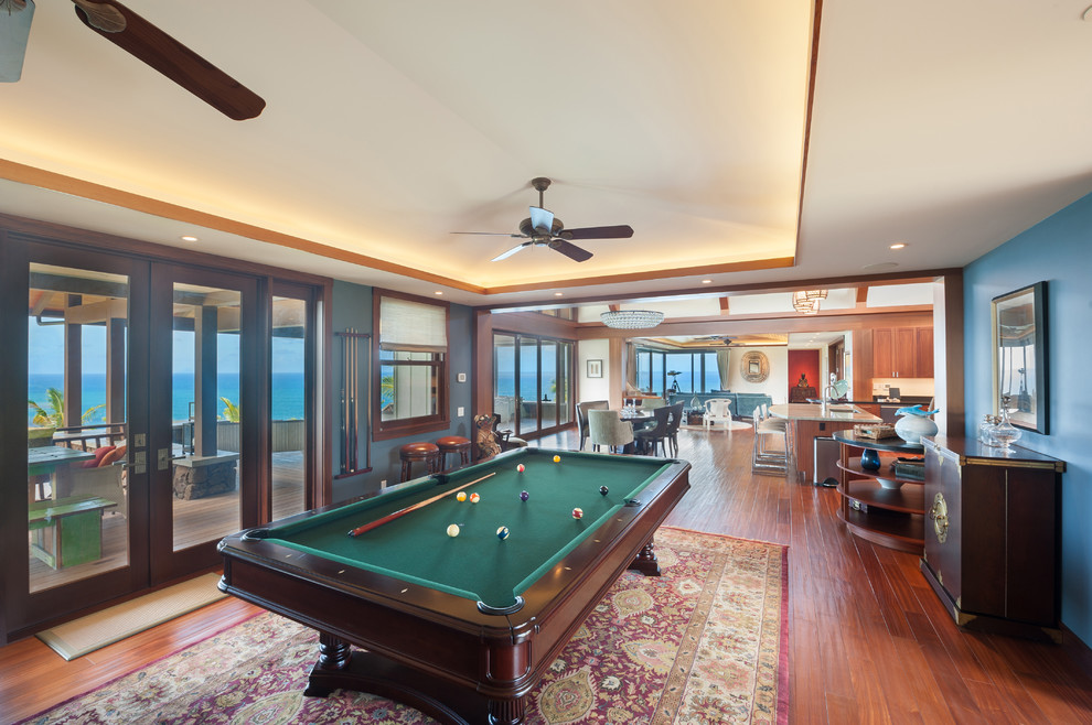 Tropical family room in Hawaii with medium hardwood floors.