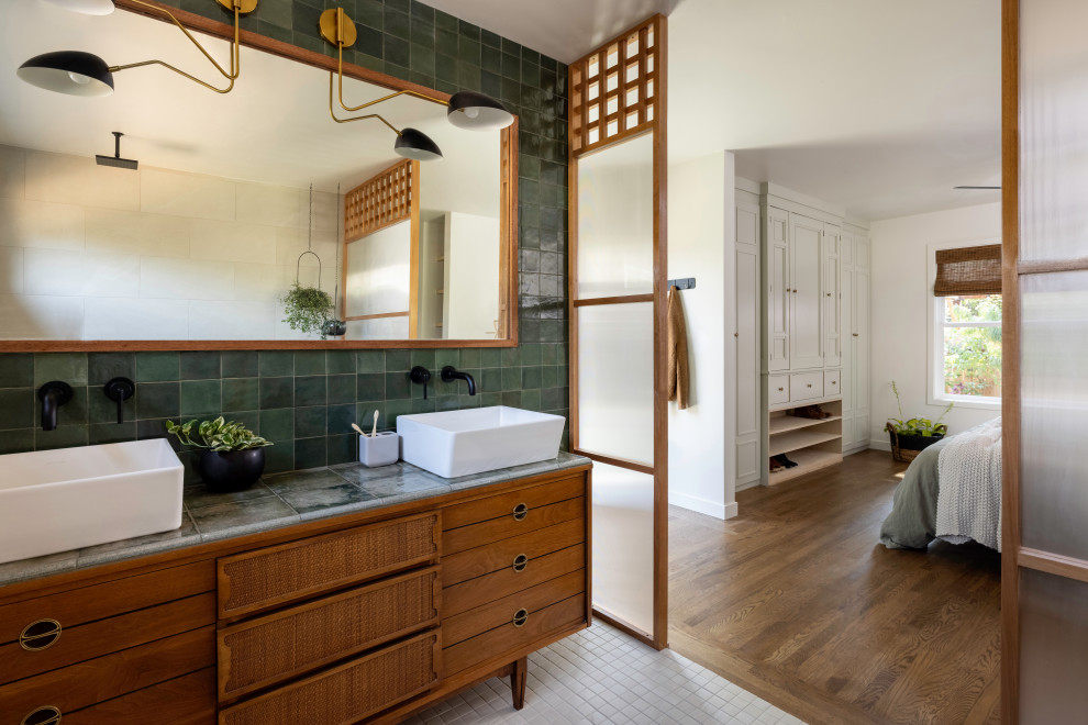 Пример оригинального дизайна: главная ванная комната среднего размера с коричневыми фасадами, открытым душем, зеленой плиткой, плиткой кабанчик, зелеными стенами, полом из керамической плитки, настольной раковиной, столешницей из плитки, белым полом, открытым душем, зеленой столешницей, сиденьем для душа, тумбой под две раковины и встроенной тумбой