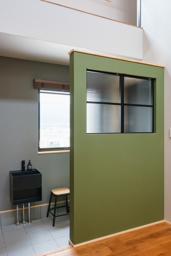 Idee per un ingresso o corridoio con pareti verdi, pavimento in legno massello medio, una porta nera, soffitto in carta da parati e carta da parati
