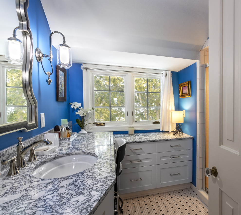 Immagine di una stanza da bagno con doccia tradizionale di medie dimensioni con ante in stile shaker, ante bianche, WC a due pezzi, pareti blu, pavimento con piastrelle a mosaico, lavabo sottopiano, top in granito, pavimento multicolore, top blu, un lavabo e mobile bagno incassato