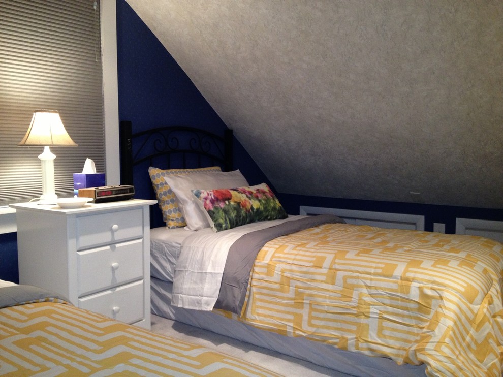 Design ideas for a small arts and crafts guest bedroom in Cincinnati with blue walls, carpet and no fireplace.