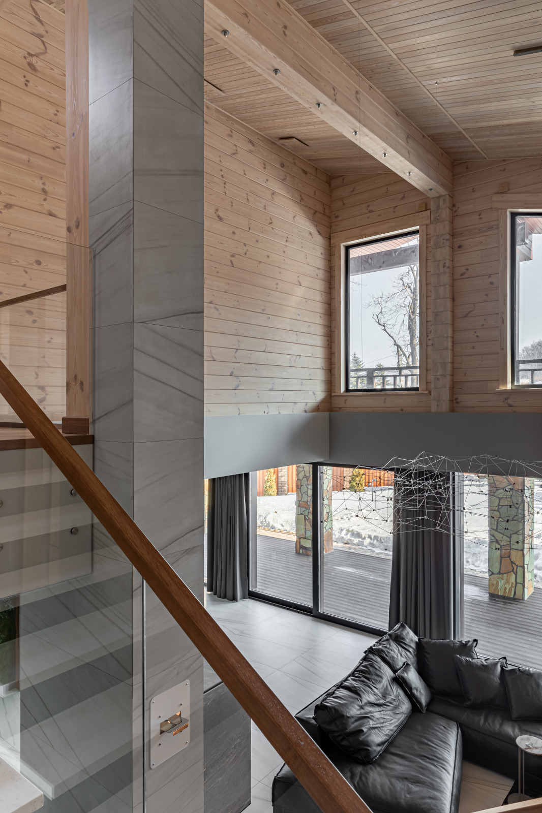 Камень внизу, дерево вверху.