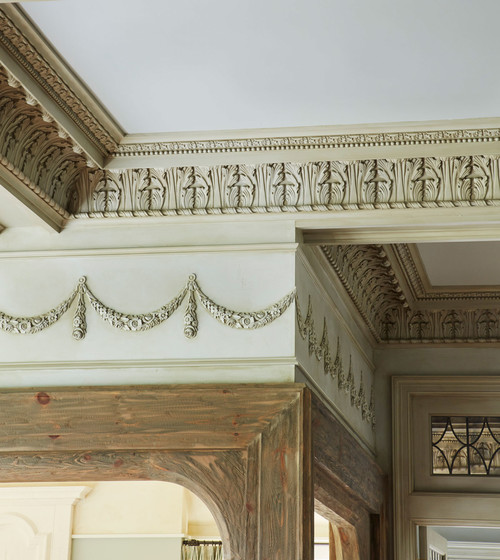 декоративные фриз и карниз гостиной с классическим орнаментом в цвет слоновой кости