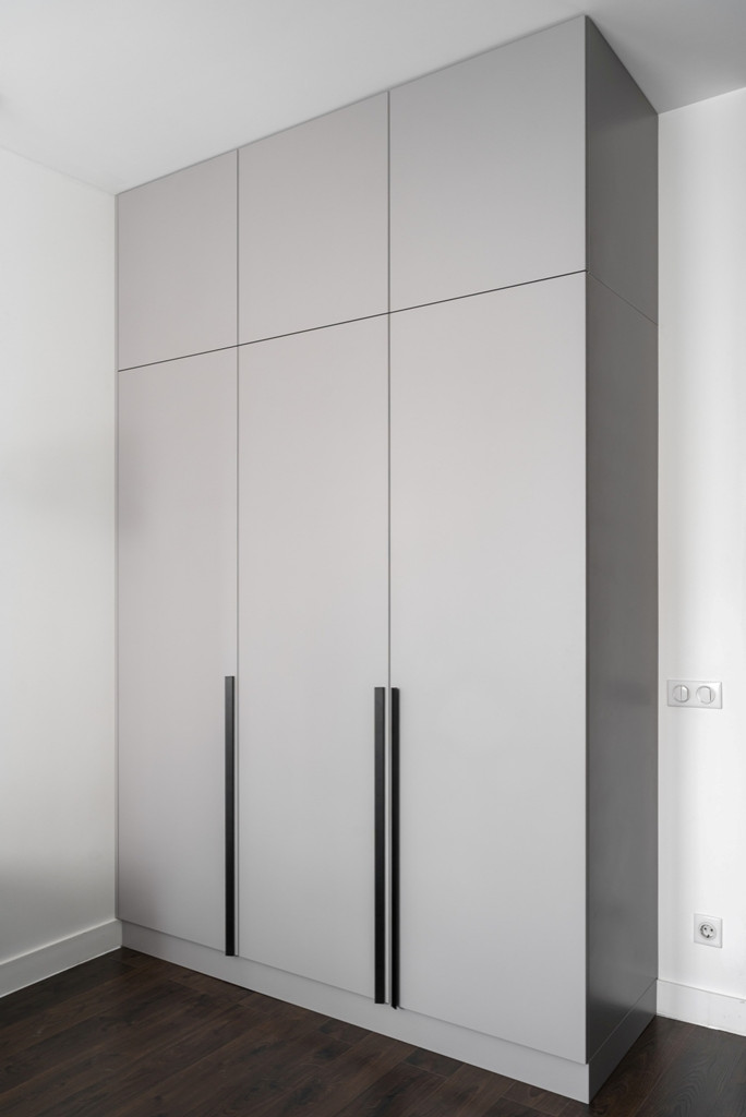 Городская квартира с продуманным дизайном и камином в ТВ тумбе