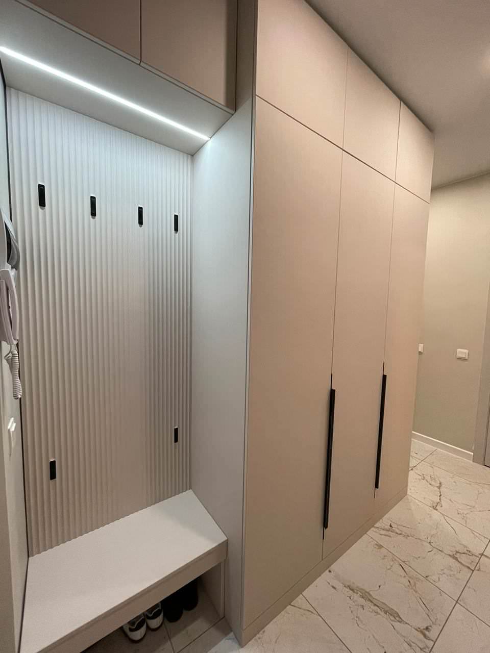 Современная система хранения в коридор