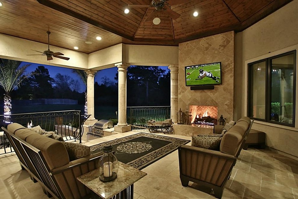 Transitional home design photo in Houston