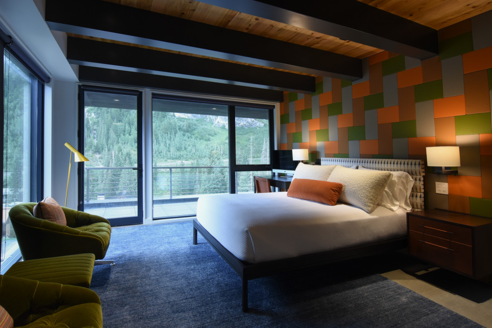 Inspiration pour une chambre parentale minimaliste en bois avec un mur multicolore, sol en béton ciré, un sol gris et un plafond en bois.