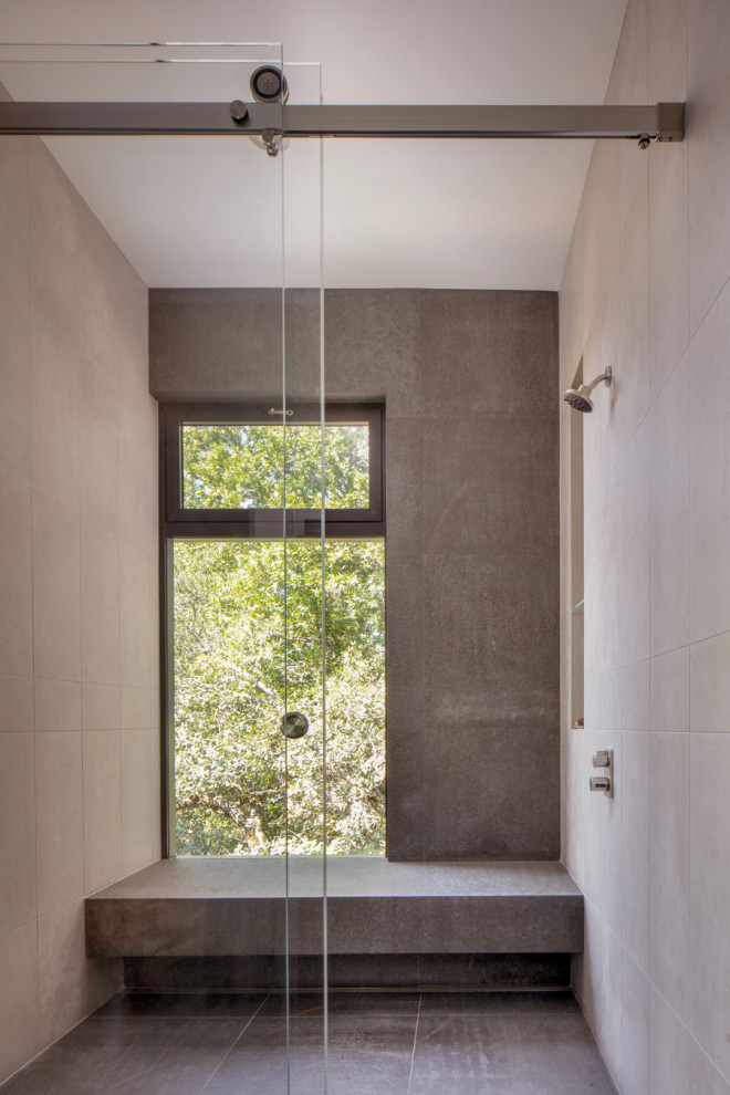 Exempel på ett mellanstort modernt grå grått en-suite badrum, med släta luckor, skåp i mellenmörkt trä, en kantlös dusch, en bidé, beige kakel, porslinskakel, grå väggar, mörkt trägolv, ett undermonterad handfat, bänkskiva i kvarts, brunt golv och dusch med skjutdörr