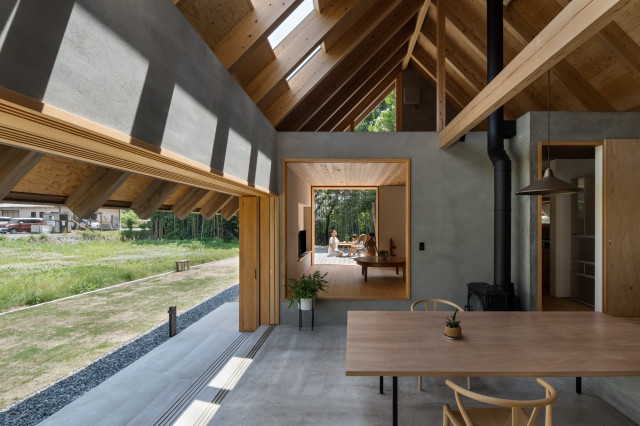三角屋根の棲家 japanisch-modern-wohnbereich