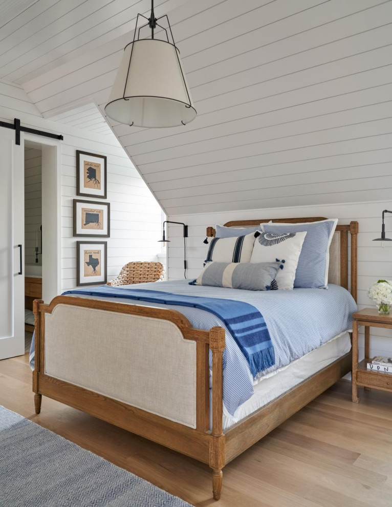 Klassisches Schlafzimmer mit weißer Wandfarbe, hellem Holzboden, beigem Boden, Holzdielendecke, gewölbter Decke und Holzdielenwänden in Dallas