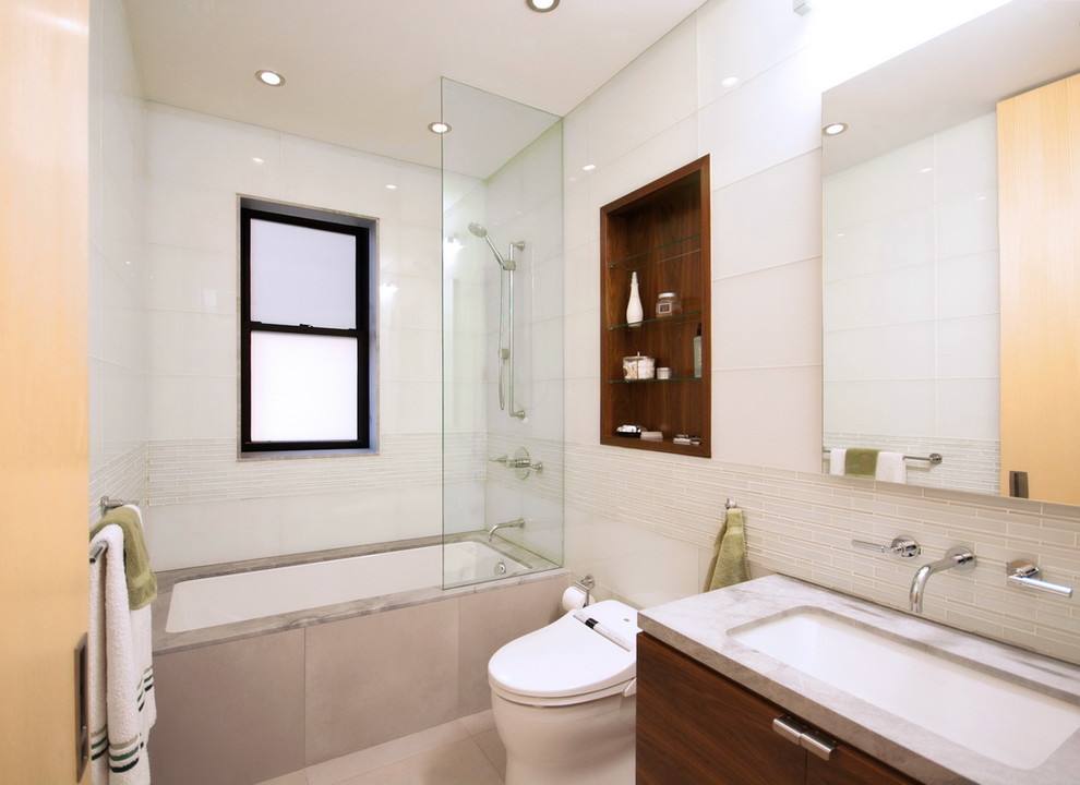 Inspiration for a modern bathroom in New York with a shower/bathtub combo.