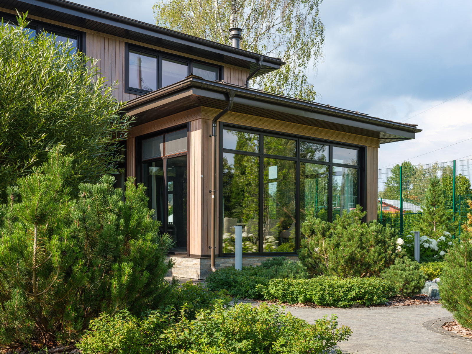 Остекление загородного дома в современном стиле