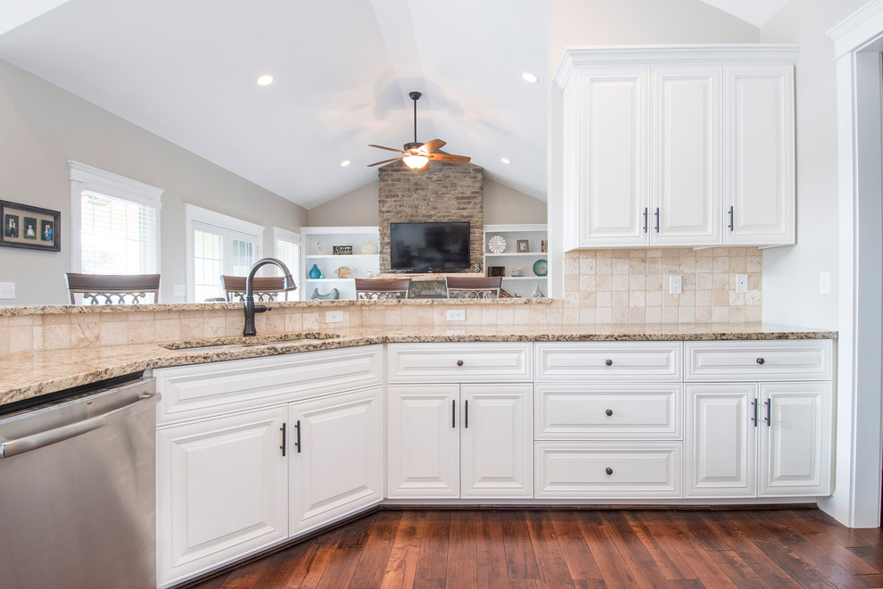 Kitchen - transitional kitchen idea in Columbus