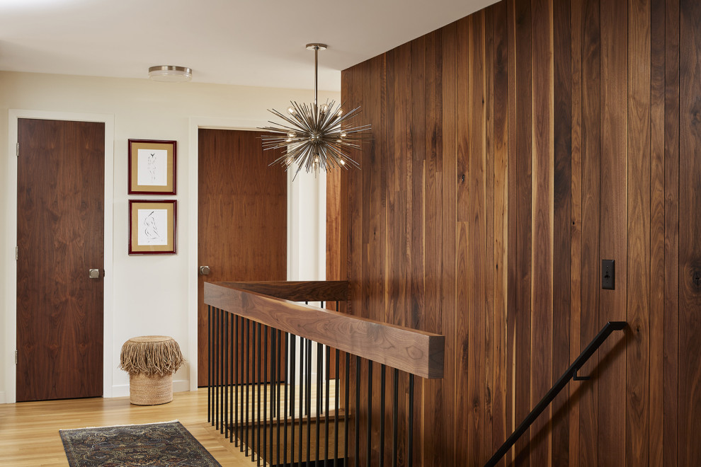 Imagen de escalera recta vintage con barandilla de metal y madera