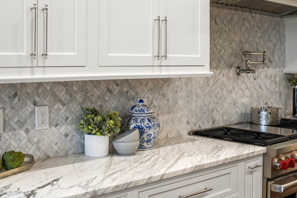 Transitional kitchen photo in Jacksonville