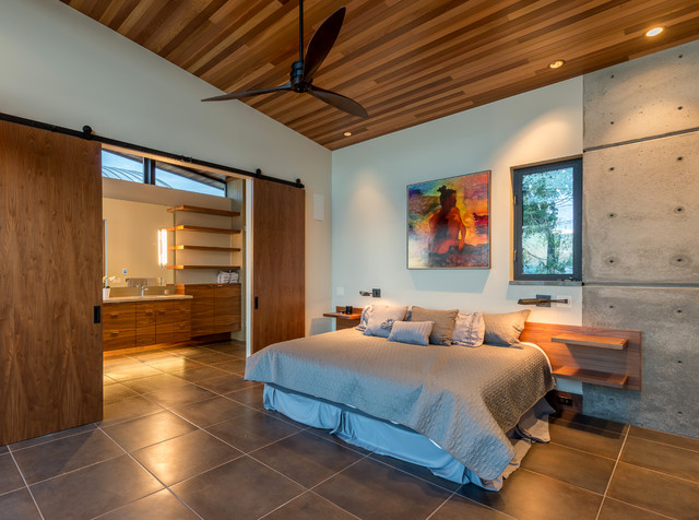 Beach Drive Waterfront Studio. Camano Island  WA modern-bedroom