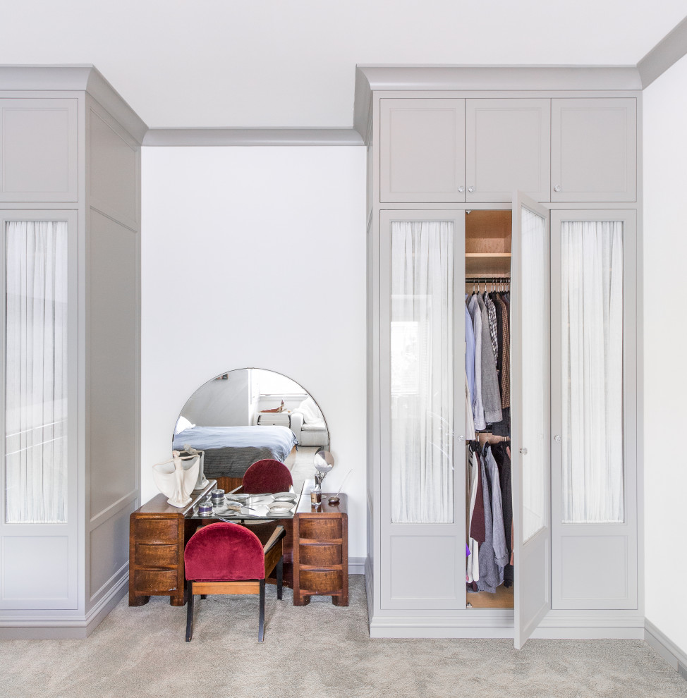 Foto de armario y vestidor ecléctico con a medida, armarios tipo vitrina, puertas de armario grises, moqueta y suelo gris