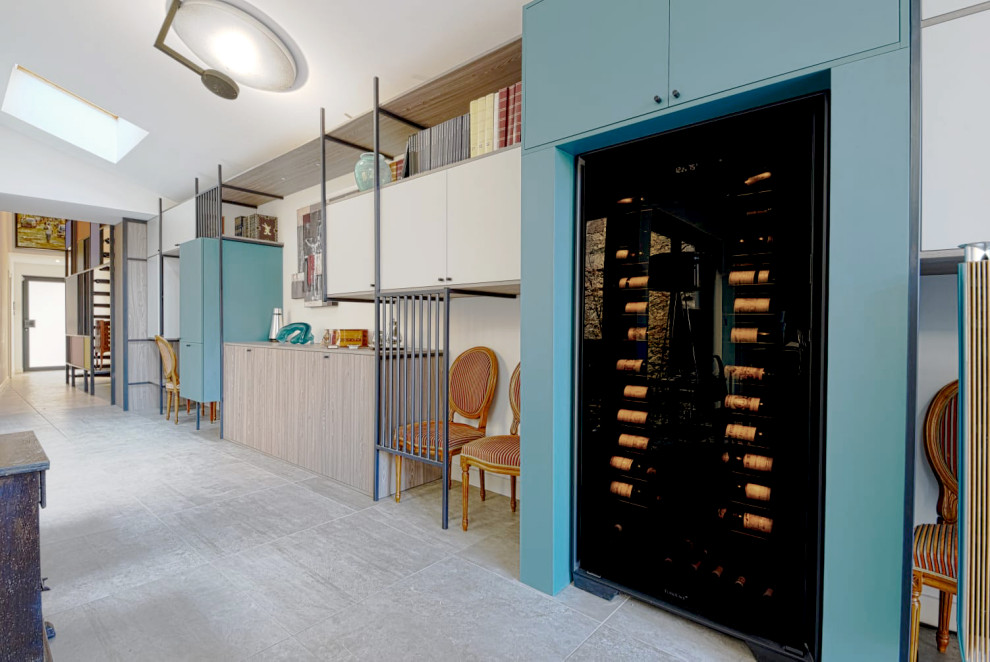 Свежая идея для дизайна: гостиная комната в современном стиле с домашним баром, зелеными стенами и серым полом - отличное фото интерьера