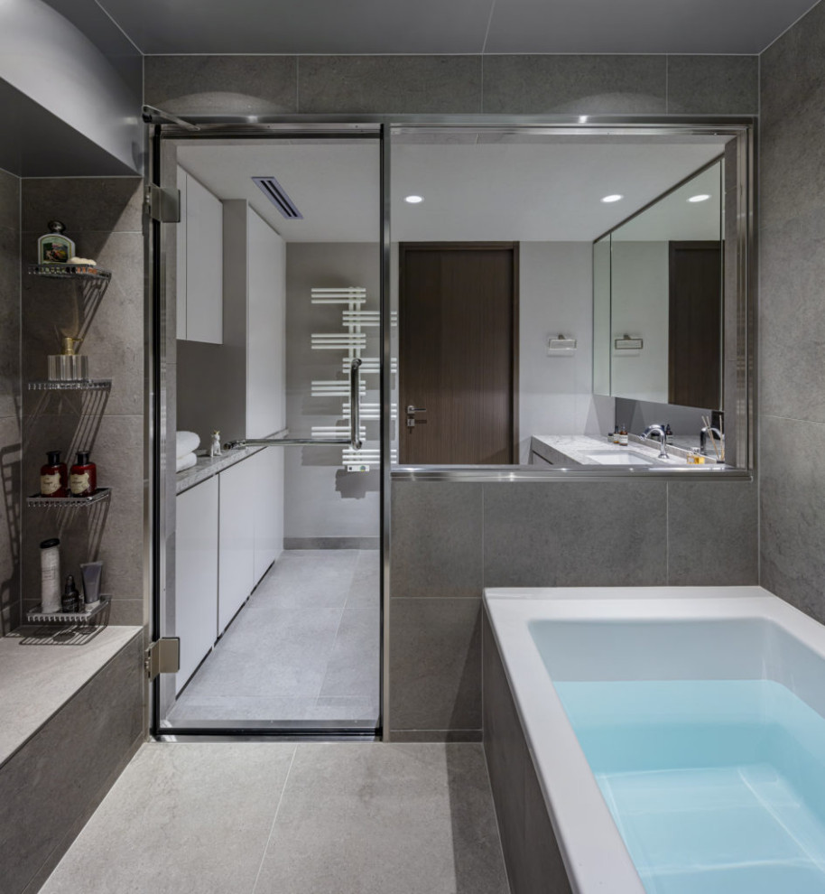 Idee per una stanza da bagno industriale con piastrelle grigie, piastrelle in gres porcellanato, pareti grigie, pavimento in gres porcellanato, pavimento grigio, panca da doccia e soffitto ribassato