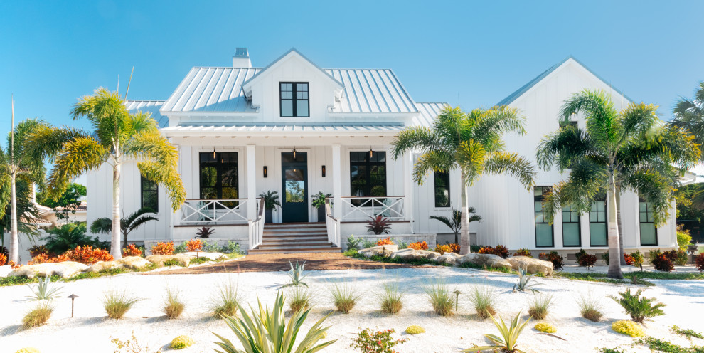 Immagine della villa grande bianca stile marinaro a piani sfalsati con rivestimento in legno, copertura in metallo o lamiera, tetto grigio e pannelli e listelle di legno