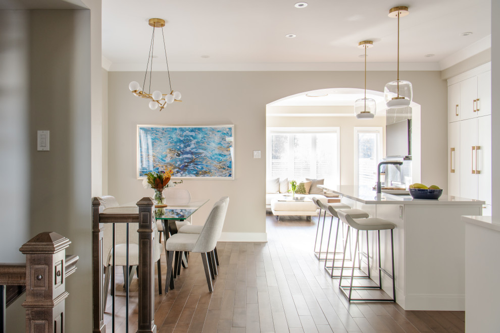 Example of a transitional home design design in Ottawa