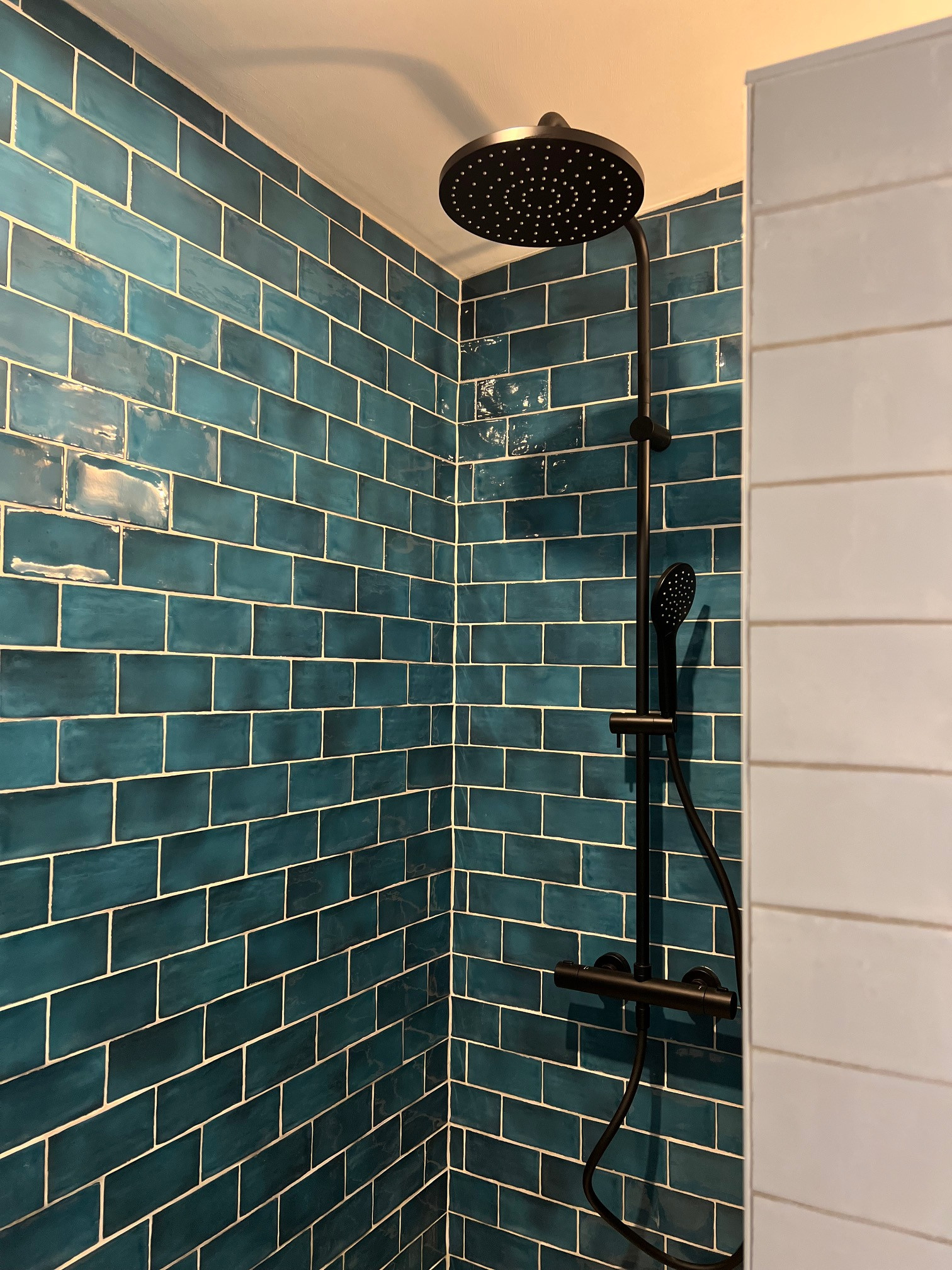 Salle d'eau colorée