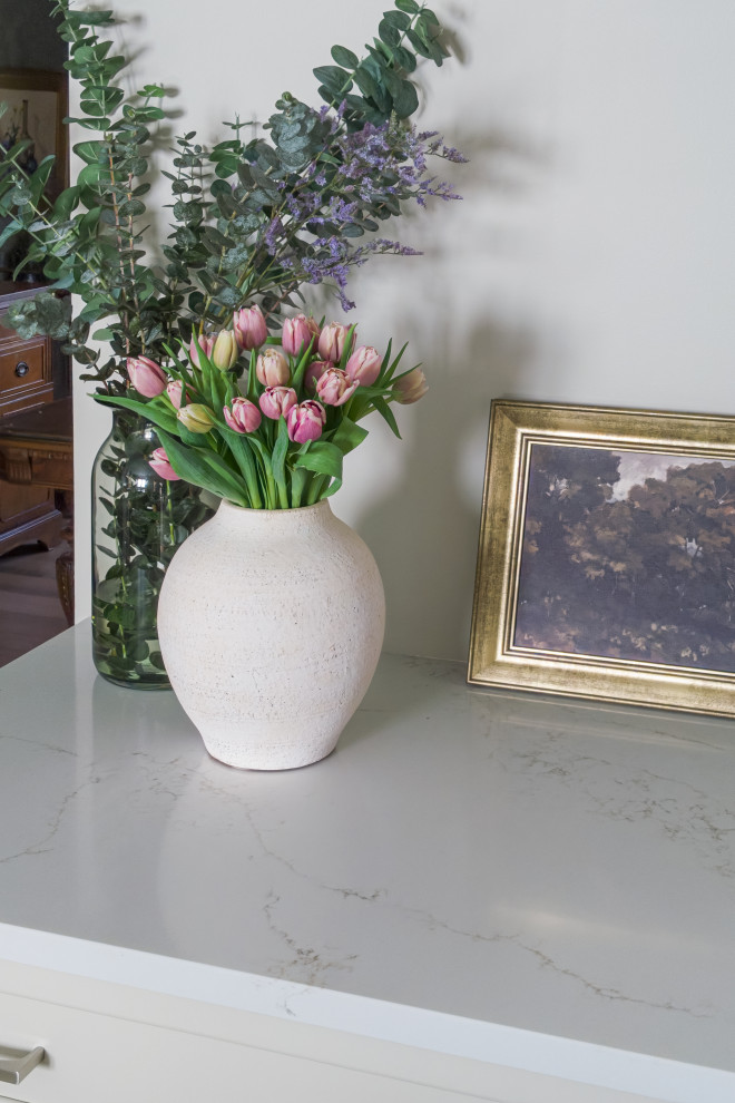 Example of a transitional home design design in Chicago