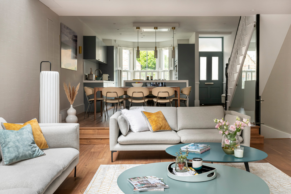 Großes, Repräsentatives, Offenes Modernes Wohnzimmer mit beiger Wandfarbe, braunem Holzboden, TV-Wand, braunem Boden und Tapetenwänden in London