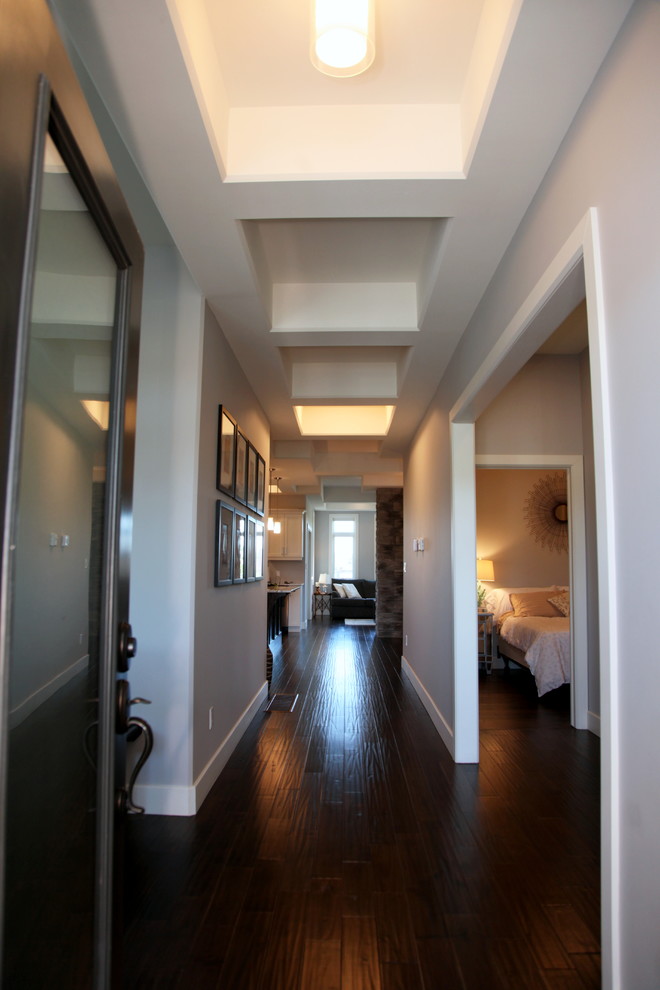 Example of a transitional entryway design in Toronto