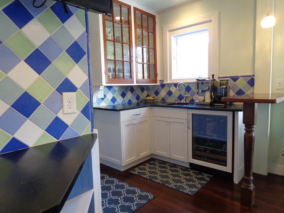 Kitchen - transitional kitchen idea in Raleigh