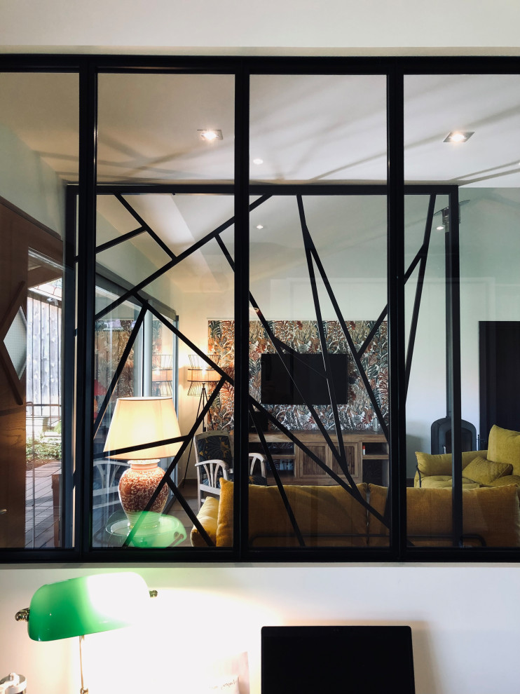 Idee per un ufficio contemporaneo con pareti verdi, pavimento con piastrelle in ceramica e pavimento marrone