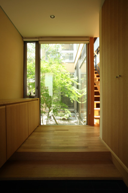 三鷹の家 moderno-entrada