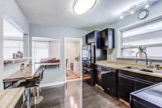 Kitchen of the Week: Black-and-White Elegance in an Open Plan (7 photos)