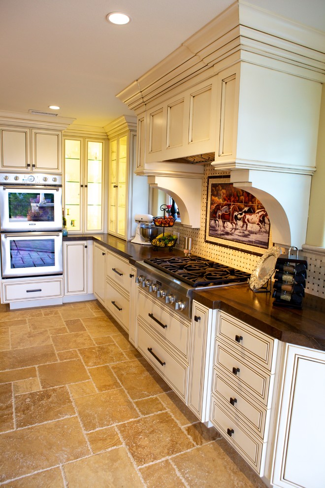 Photo of a traditional kitchen in Orange County.